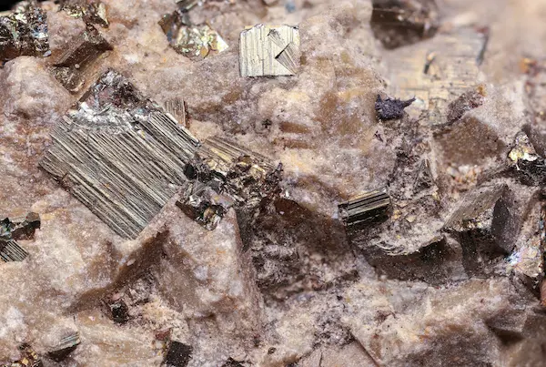 ¿Qué son los minerales metálicos y no metálicos?